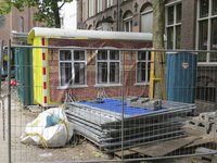 908102 Afbeelding van een bouwkeet op de Mariaplaats te Utrecht, die beplakt is in het kader van het RTL ...